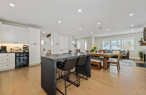 Renovated & Sophisticated Home Near Beach & Shops! - Photo 31