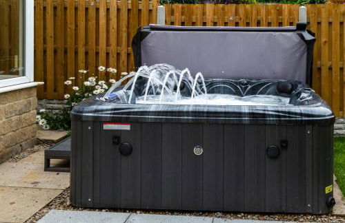 Spacious Cottage with Private Hot Tub - Foto 8