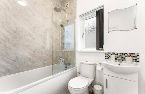 Comfortable 4 Bed Home - Free Parking & Fast WiFi - Foto 31