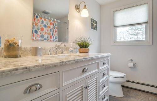 Backyard Chilling Cape Cod Home Steps to Beach - Foto 12