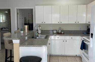 Gorgeous condo with pool view in walking distance to Siesta Key Beaches - Foto 9