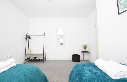 Spacious 4BR Home in Manchester with Parking & Wi-Fi - Foto 14
