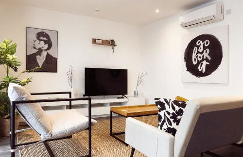 Modern 1-Bedroom Apartment near Kew Gardens with Free Parking & Workspace - Foto 3