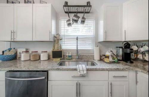 Central Perk Retreat | Heated Pool + Zoo 1 Block! - Foto 12