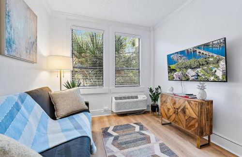 Chic 1BR Pineapple Pad Near Ocean and Pool - Foto 5