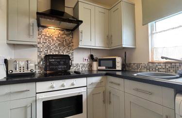 498, Three Bedroom Detached Chalet - Sleeps 6, pet friendly, FREE pool and entertainment passes included - plus WiFi, bed linen and towels included - Foto 12