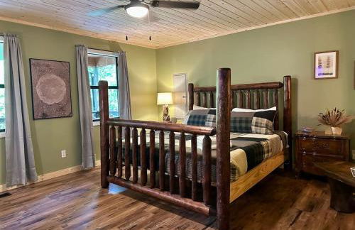 Laurelwood Luxury Cabin Hot Tub - Photo 13