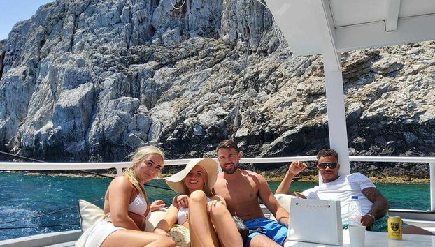 Crucero de natación exclusivo en Rodas: barra libre de cócteles y bufé gourmet - Foto 5, Parejas relajándose en la cubierta de popa VIP