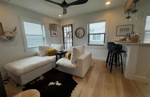 Walk to Best Eats and Shops and Stay in Style - Photo 13