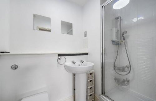 Modern 2 bed 2 bath with Balcony in Rayners lane Pinner Harrow near Wembley Greater London - Photo 16