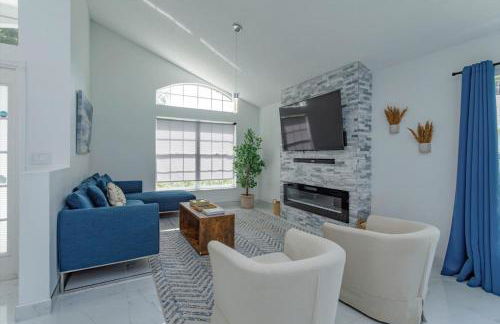 Lovely 4 Bed Oasis In the mix of everything - Photo 6