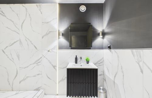 Jacuzzi LoveAparts Marki Romantic Getaway - Photo 33