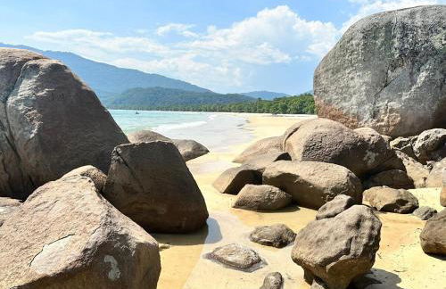 Vista dos sonhos na beira do mar de Angra com pier - Foto 30