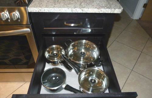 SPECTACULAR, NEW Professional Decor, Near Dis, NO Steps, Pool, Patio, LOW Rates! - Foto 35