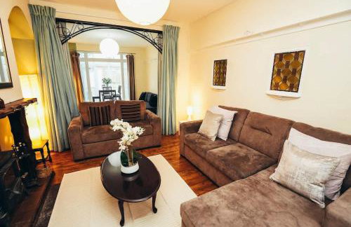 Huge 4 Bed Family Home in Derbyshire with Parking - Foto 1