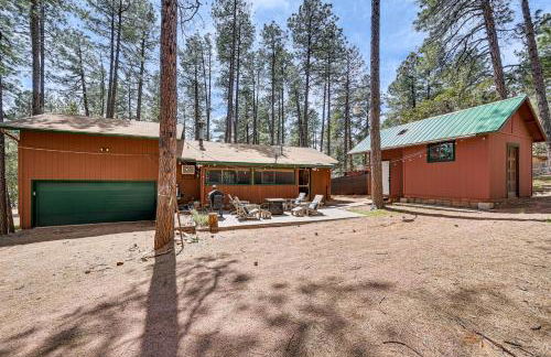 Forest Views and Fire Pit Cozy Pine Cabin - Foto 1