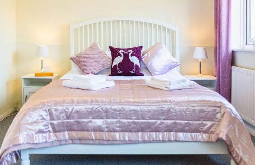 Central 2 Bed House w/ Garden and Free Parking! - Photo 54