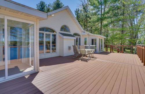 Spacious Lakefront New Auburn Home with Sunroom - Foto 27