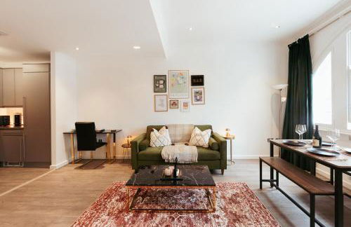 Central & Chic Flat-Sleeps 4-By FabAccommodation - Foto 10