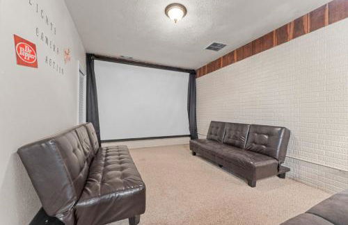 Lakefront Retreat with Deck Movie Room and Yard - Foto 52