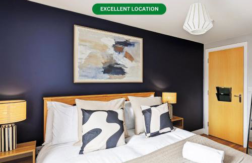 Elegant 2 Bedroom Apartment with Balcony - Near the High Street - Free Parking, Fast Wifi and Sky TV by Yoko Property - Foto 1