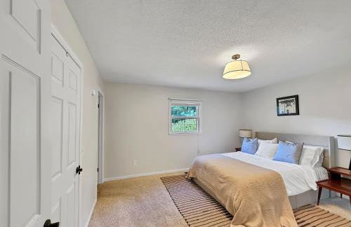 3 Bedrooms 8 Guests Modern Ranch Retreat on Half Acre - Foto 8