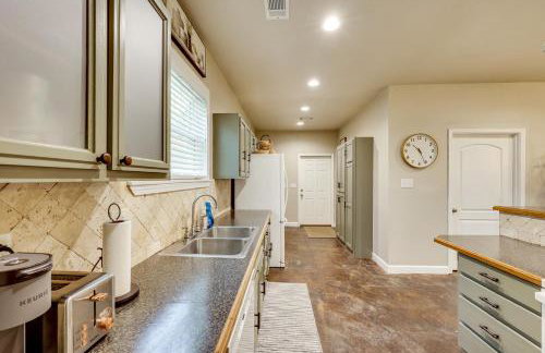 On-Site Creek and Spacious Yard Family Gem in Royal - Foto 13