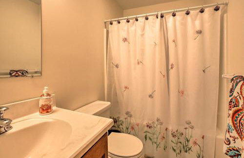 Cozy Riverfront Home with Fire Pit in Houghton Lake! - Foto 17