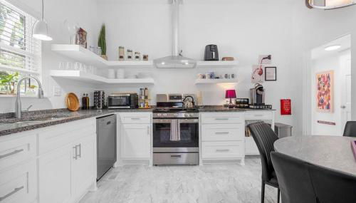 Vineyard Cottage-Pet Friendly & Walk to Oaklawn! - Foto 4, stove, dishwasher, pet friendly, toaster