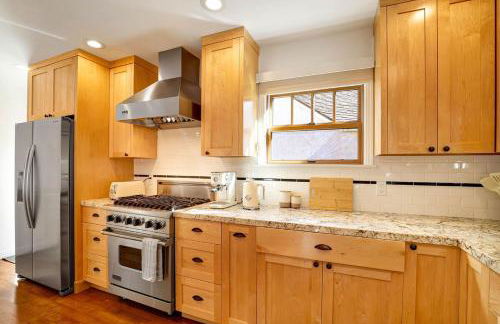 Charming 2BR 2BA Los Angeles Home with Character - Foto 32