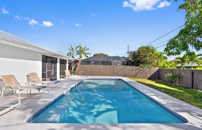 Avanti Vacation Rental, Relaxing 3-BR Retreat with Private Pool Minutes from Vanderbilt Beach and Delnor-Wiggins State Park. Enjoy Southern Exposure, BBQ Area, and Pet-Friendly Comfort - Foto 1