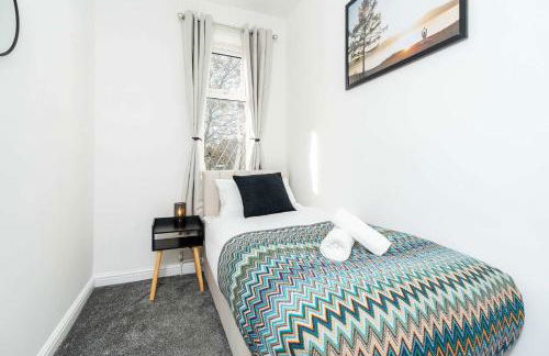 Contractor Friendly 4 Bedroom House in Hemsworth with 6 Beds and Garden - Foto 13