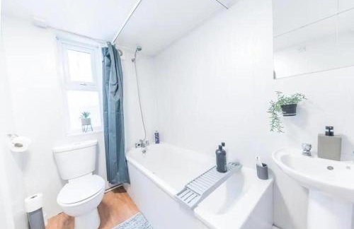 Cozy & Modern Accommodation in Barrow-in-Furness - Photo 14