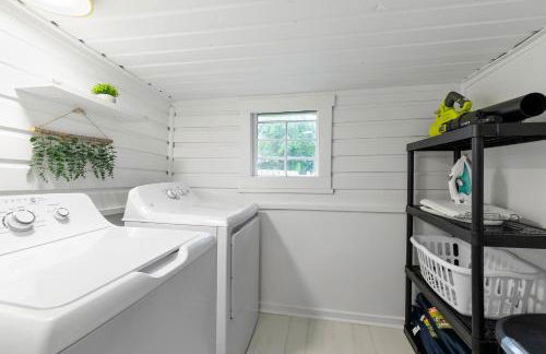 Coco's Cozy Cabana - Hot Tub Walk to Downtown - Foto 16