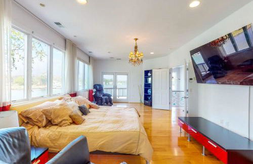 Deck and Private Dock! Winchester Creek Estate - Foto 15