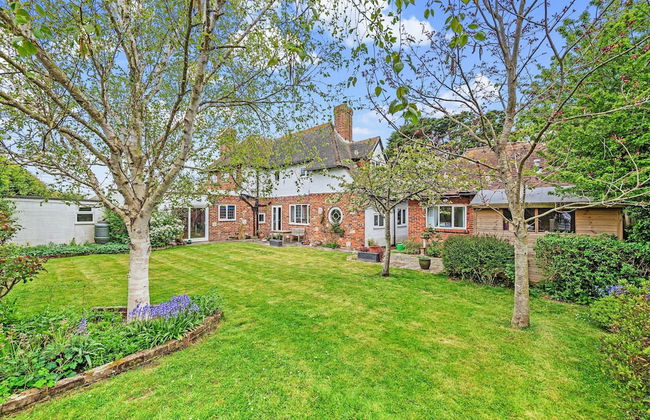 Charming Beach Getaway - Spacious 4BR Sunny Garden - Foto 32