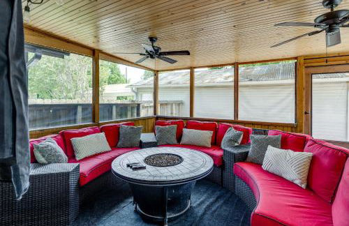 Hot Tub and Outdoor Kitchen Stylish Home in Bryan - Foto 2