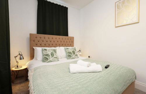 Modern 3 Bed - M4 ACCESS - Wi-Fi - Photo 56