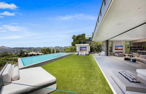 Ultra-Luxurious BH Estate with Pool, Theatre, Views - Foto 57