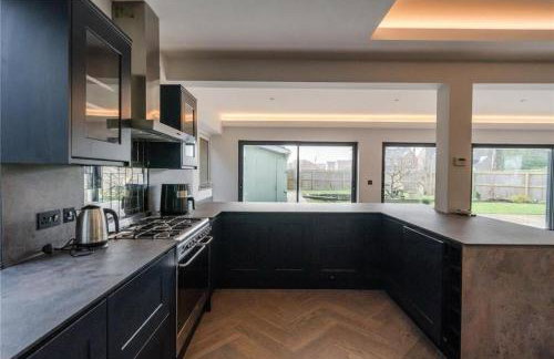 Humberston Avenue Large 4bed - Contractors Welcome & Big Living Area - Photo 5