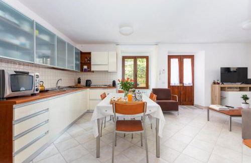 Spacious 3-Bedroom Apartment with Courtyard in Tempio Pausania - Perfect for Families - Foto 25