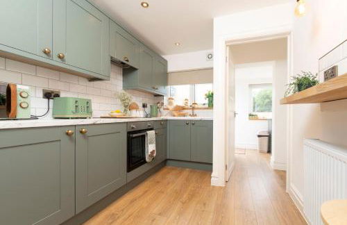 Sleeps 6. Free Wifi. Free Parking central location. - Photo 16