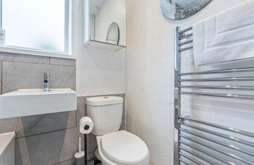 New Spacious 3-Bed House, Driveway Parking, Ideal Contractor Stay - Foto 27