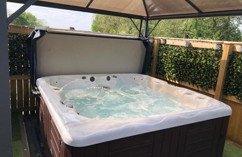 Spacious Lodge With Hot Tub - Foto 4