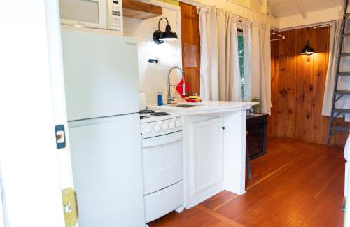 Cottage 1-2 -2 Bedroom 1 Bath End Unit with Kitchenette Private Courtyard Pet Friendly fee applies - Photo 5