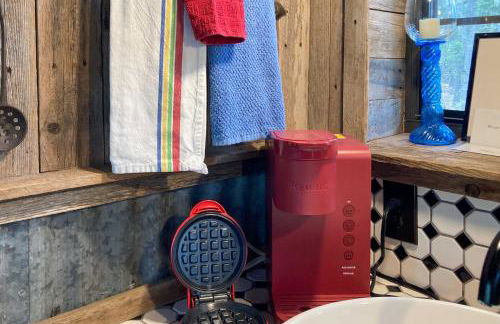 Snuggle Inn Wimberley Cabin with Fire Pit and Deck - Foto 12