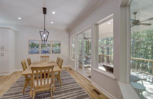 Luxury Lakefront Retreat with Deck and Patio! - Foto 6