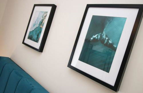 LUXURY 4 Bedroom 4 Ensuite Home in Penarth (Pool Table Games Room & BBQ Garden) with Sea Views - Photo 35