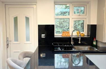 CozyNest 2BR Modern Property with Parking - Foto 9