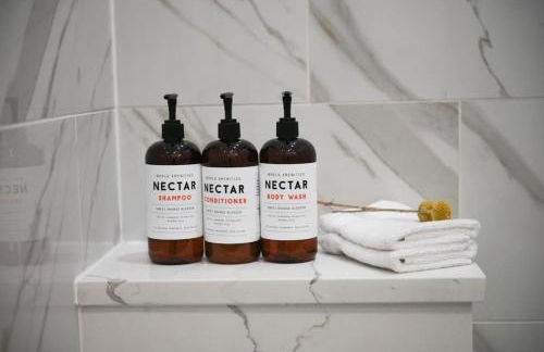 HostWise Stays - The Charlotte - Rooftop patio, Garage Parking, Prime Location, Large 3 Story Home - Foto 48